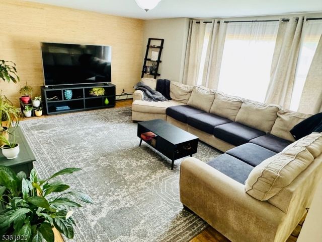 7 Rosewood Dr, Milltown Boro, NJ 08850