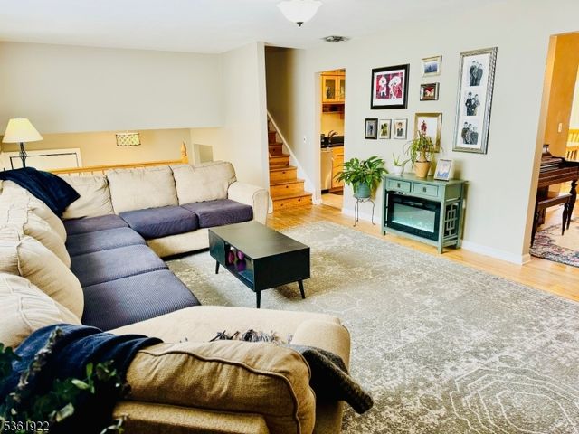 7 Rosewood Dr, Milltown Boro, NJ 08850