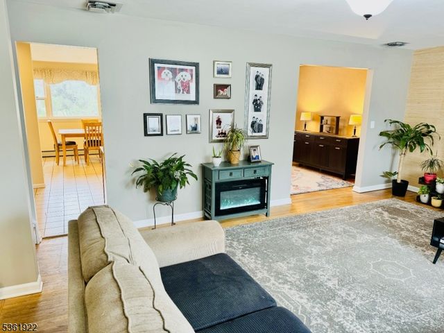 7 Rosewood Dr, Milltown Boro, NJ 08850