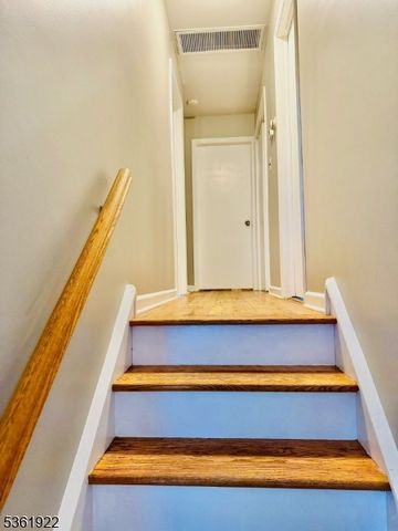 7 Rosewood Dr, Milltown Boro, NJ 08850