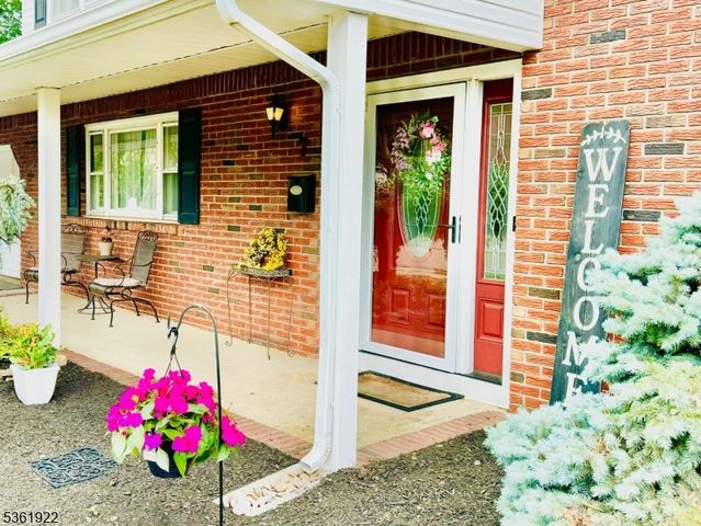 7 Rosewood Dr, Milltown Boro, NJ 08850