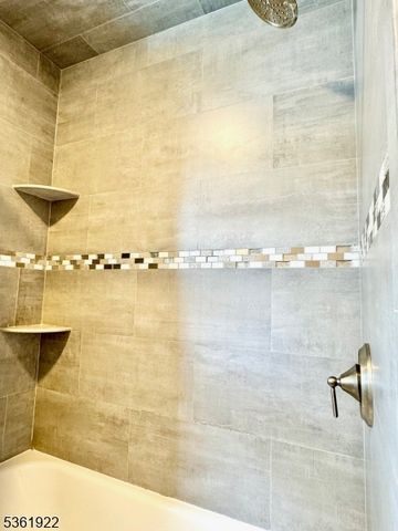 7 Rosewood Dr, Milltown Boro, NJ 08850