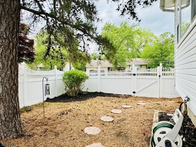 7 Rosewood Dr, Milltown Boro, NJ 08850