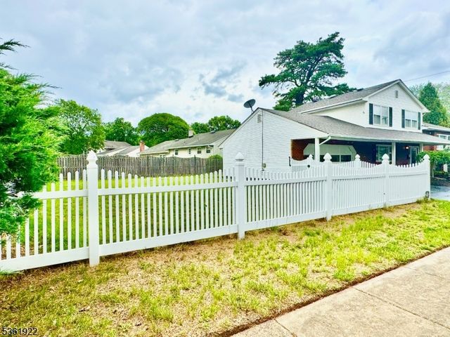 7 Rosewood Dr, Milltown Boro, NJ 08850