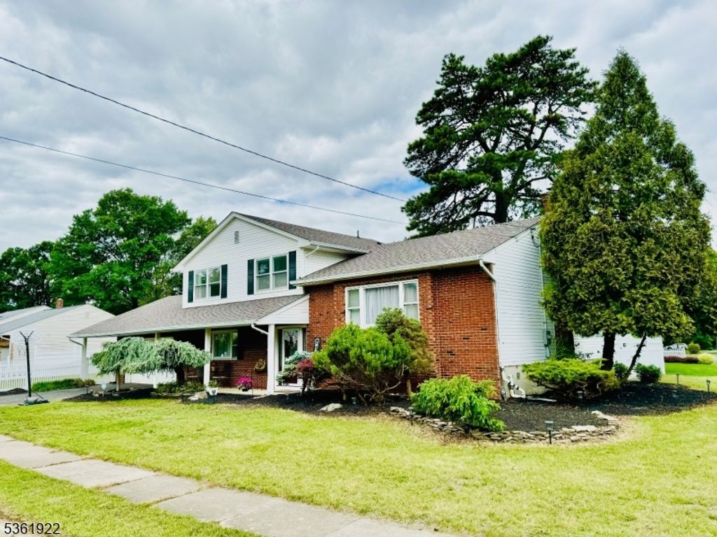 7 Rosewood Dr, Milltown Boro, NJ 08850