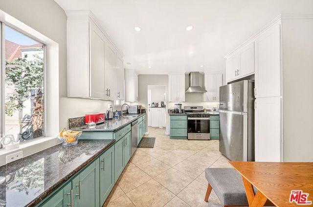 9928 Robbins Drive, Beverly Hills, CA 90212