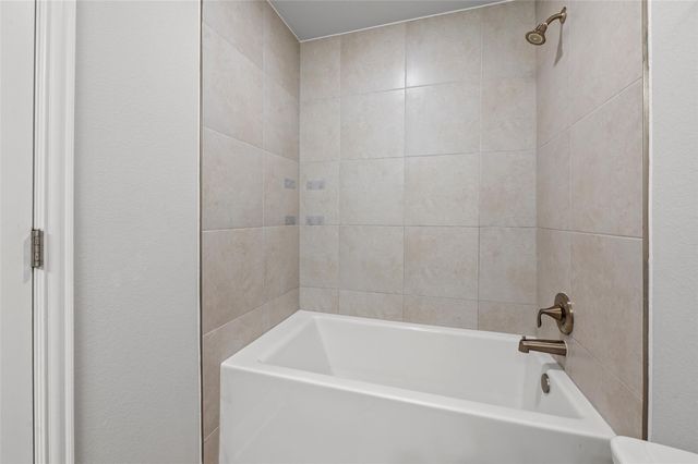 4414 W Bayou Maison Circle, Dickinson, TX 77539