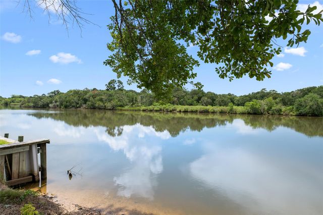 4414 W Bayou Maison Circle, Dickinson, TX 77539