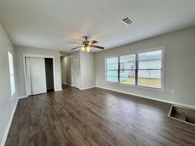 1427 W 7th Street, Freeport, TX 77541