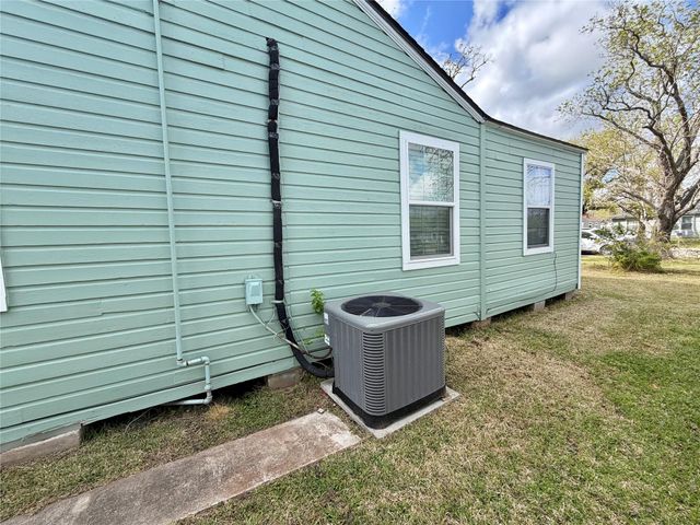 1427 W 7th Street, Freeport, TX 77541