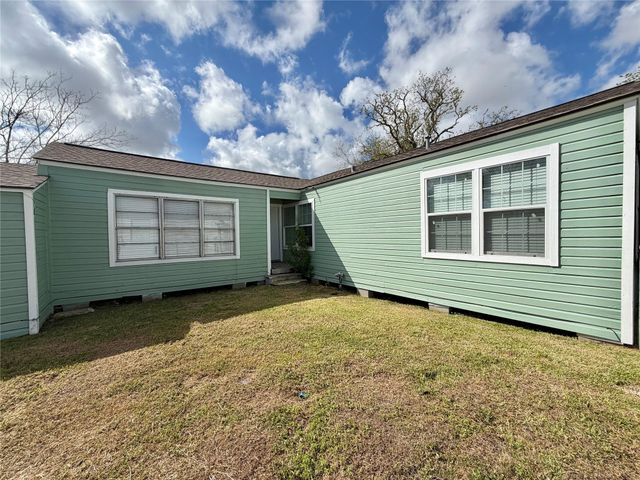 1427 W 7th Street, Freeport, TX 77541