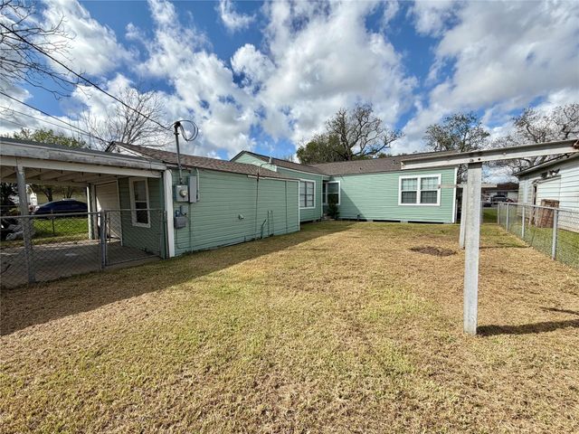 1427 W 7th Street, Freeport, TX 77541