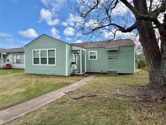 1427 W 7th Street, Freeport, TX 77541