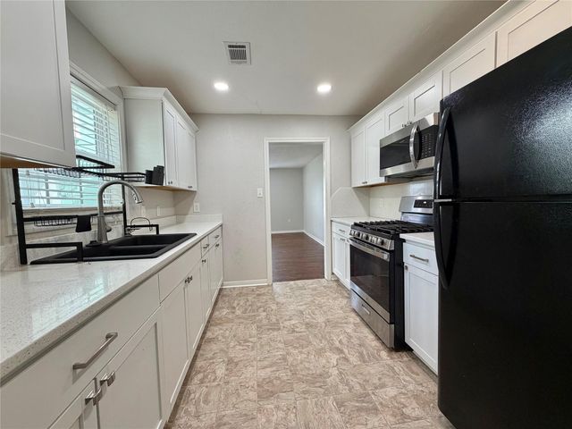 1427 W 7th Street, Freeport, TX 77541