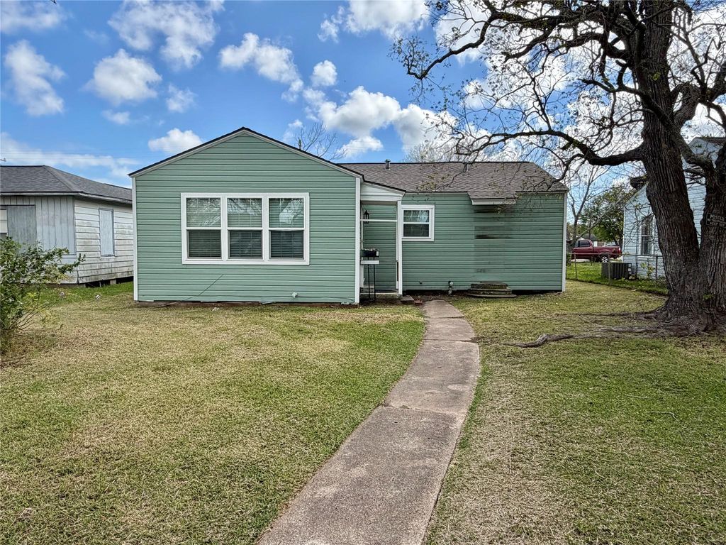 1427 W 7th Street, Freeport, TX 77541
