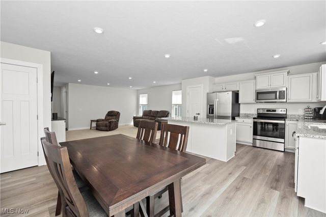 122 Eagle Circle, Amherst, OH 44001