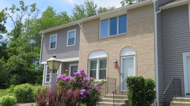 17 Oakwood Cir Apt 2, Goffstown, NH 03045