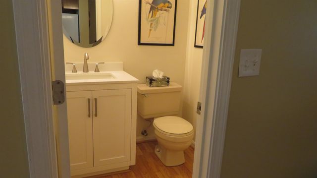 17 Oakwood Cir Apt 2, Goffstown, NH 03045