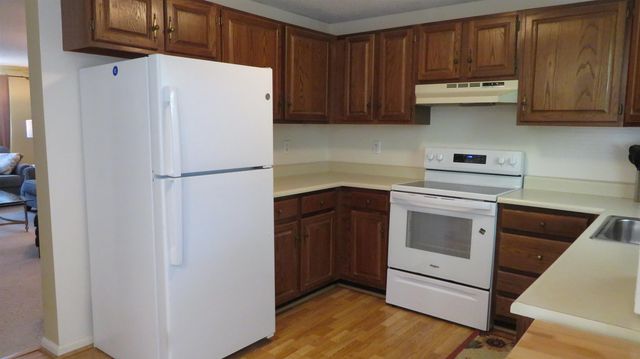 17 Oakwood Cir Apt 2, Goffstown, NH 03045