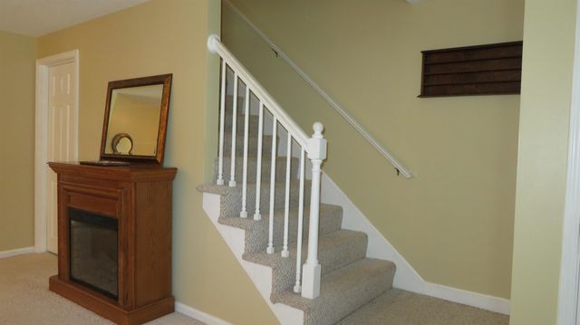 17 Oakwood Cir Apt 2, Goffstown, NH 03045