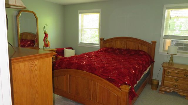 17 Oakwood Cir Apt 2, Goffstown, NH 03045