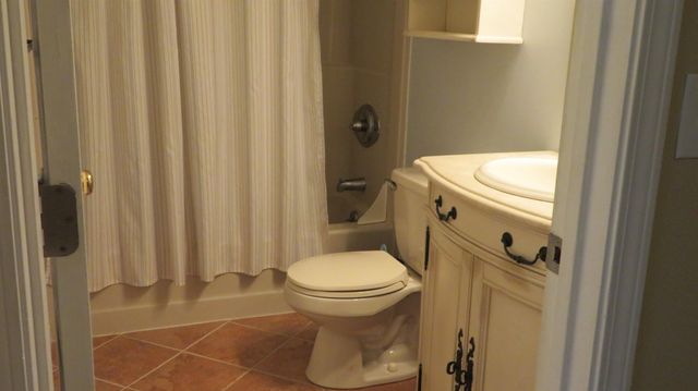 17 Oakwood Cir Apt 2, Goffstown, NH 03045