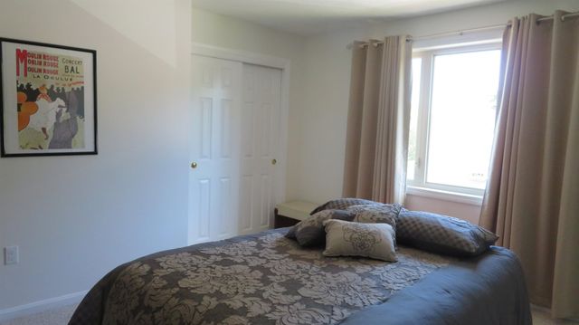 17 Oakwood Cir Apt 2, Goffstown, NH 03045