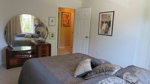 17 Oakwood Cir Apt 2, Goffstown, NH 03045