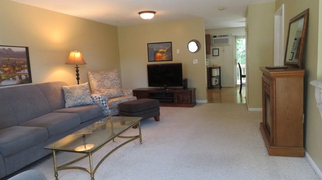 17 Oakwood Cir Apt 2, Goffstown, NH 03045
