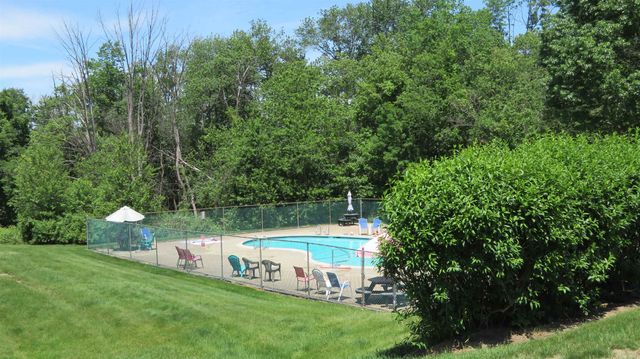 17 Oakwood Cir Apt 2, Goffstown, NH 03045