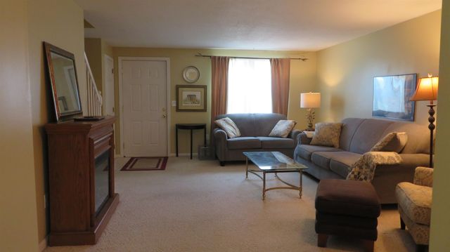 17 Oakwood Cir Apt 2, Goffstown, NH 03045
