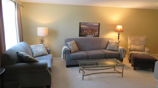 17 Oakwood Cir Apt 2, Goffstown, NH 03045