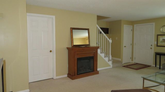 17 Oakwood Cir Apt 2, Goffstown, NH 03045