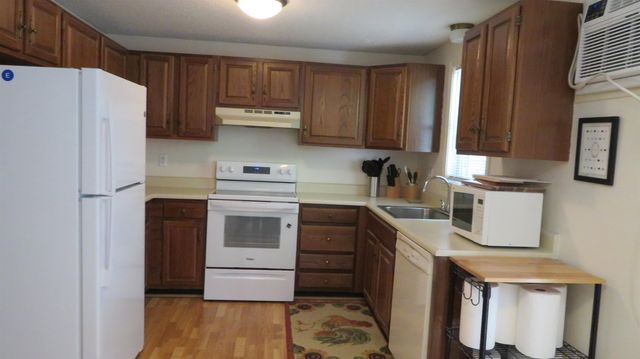 17 Oakwood Cir Apt 2, Goffstown, NH 03045