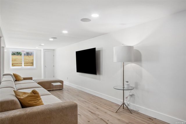 8 Deer Path, Quogue, NY 11959