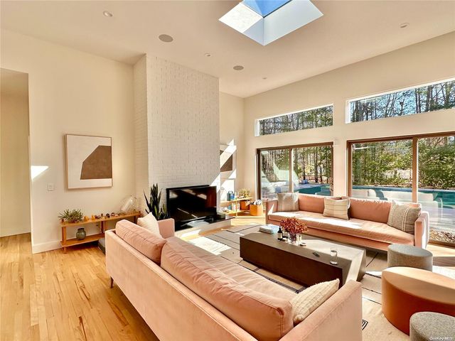 8 Deer Path, Quogue, NY 11959