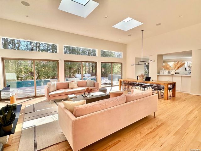 8 Deer Path, Quogue, NY 11959