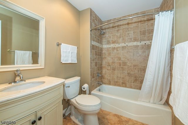 31 Lockley Ct, Mountain Lakes Boro, NJ 07046