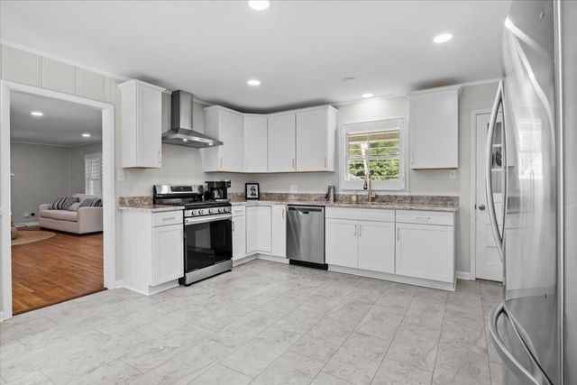 215 Sunset Dr, New Johnsonville, TN 37134