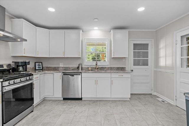 215 Sunset Dr, New Johnsonville, TN 37134