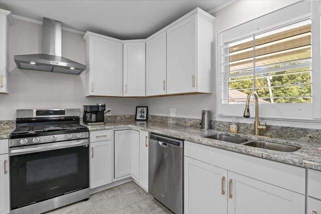 215 Sunset Dr, New Johnsonville, TN 37134