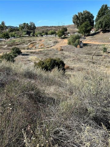 30 Golden Arrow Court, Murrieta, CA 92562