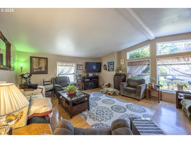 9580 N FORK SIUSLAW Rd, Florence, OR 97439