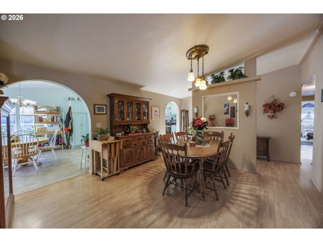 9580 N FORK SIUSLAW Rd, Florence, OR 97439