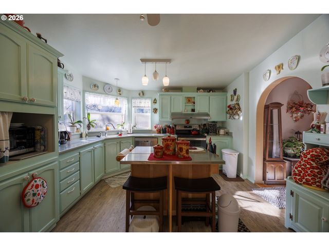 9580 N FORK SIUSLAW Rd, Florence, OR 97439