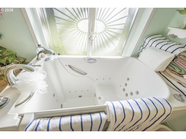 9580 N FORK SIUSLAW Rd, Florence, OR 97439