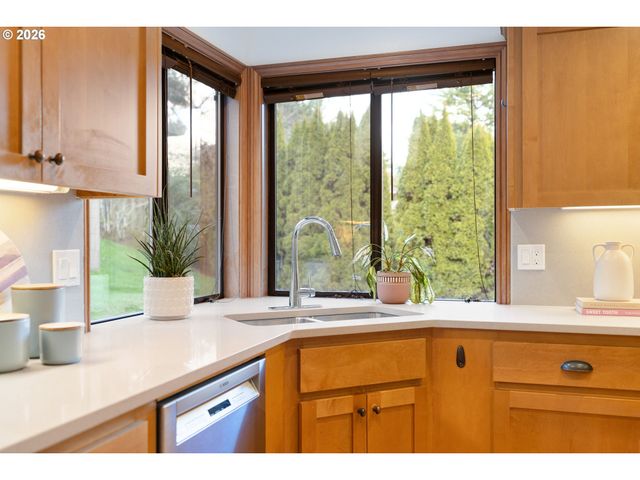 1339 STONEHAVEN Dr, West Linn, OR 97068