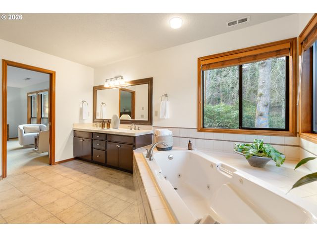 1339 STONEHAVEN Dr, West Linn, OR 97068