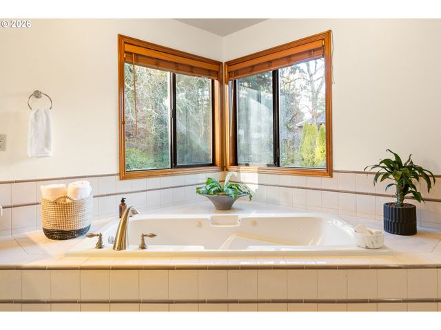 1339 STONEHAVEN Dr, West Linn, OR 97068