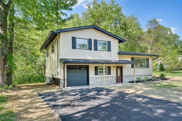 6967 Tamarack Drive, Hubbard, OH 44425